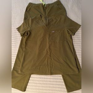 Figs scrub set in Martini Olive color